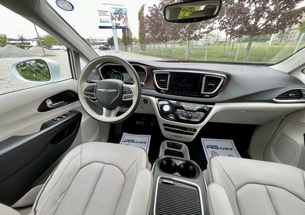 Chrysler Pacifica cena 139900 przebieg: 120000, rok produkcji 2020 z Krosno małe 704
